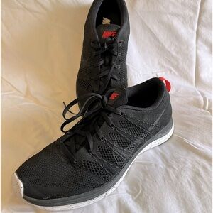 👟👌🏼💕Excellent Condition Nike Sneakers in black and reddish coral